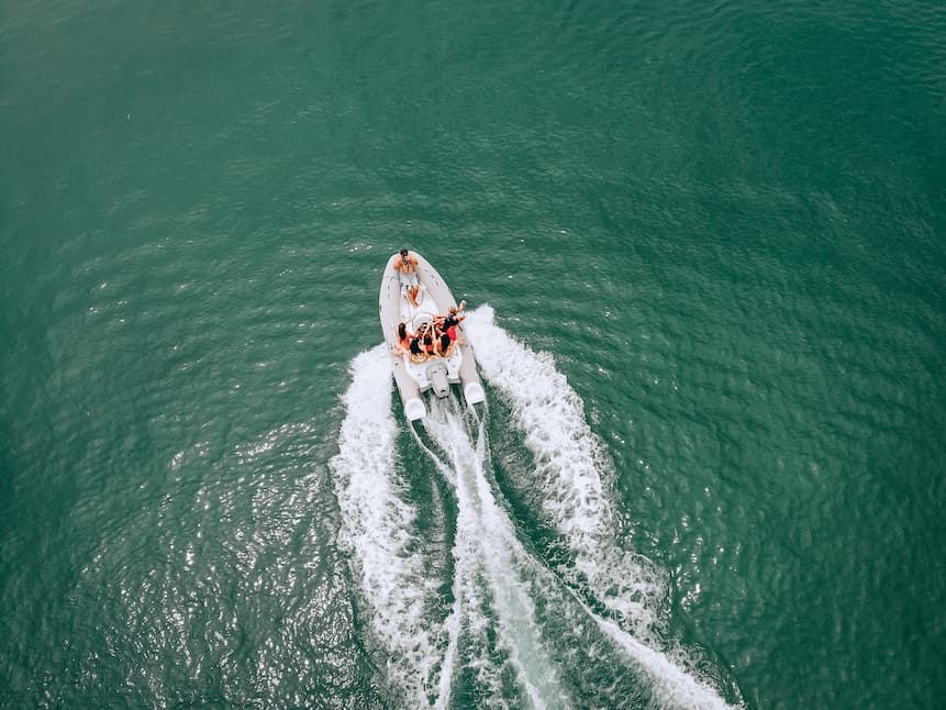 Under Florida law when entering a no wake area what action must a boater take